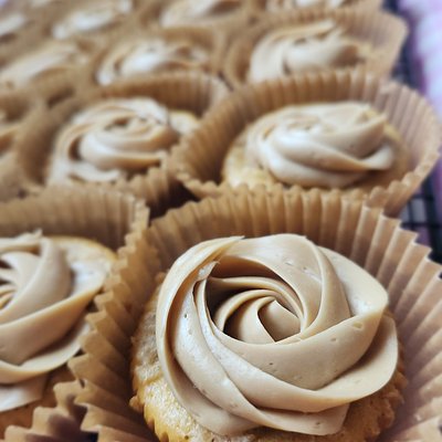 Caramel Latte Peanut Butter Crumble Cupcakes 