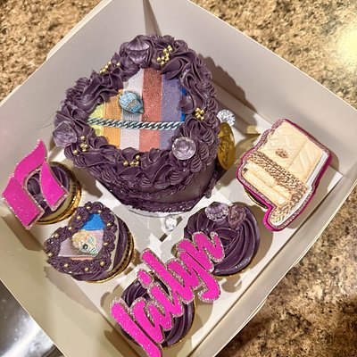 Bento Box Mini Two  Layer Round/Heart Cake With 5 Cupcakes 