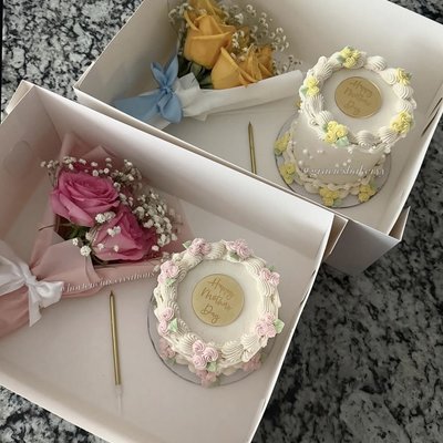 Mothers Day Mini Cake With Mini Bouquet 