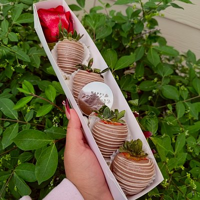 Rose W/ 4ct Strawberry 