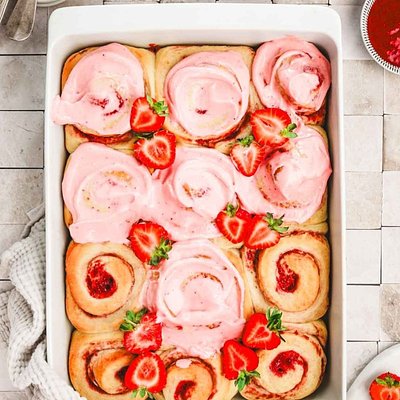 Strawberry Cinnamon Rolls 