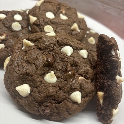 6 Double Chocolate Chip Cookies W/ White Chocolate White 