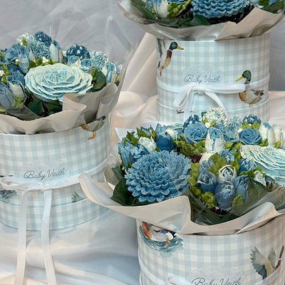 Custom Hat Box With (7) Cupcakes