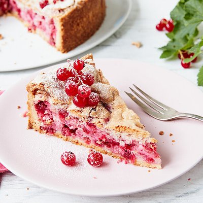 “Johannisbeerkuchen mit Baiser” - Red Currant Meringue Cake (whole)
