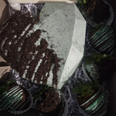 Mint Cookies And Cream Breakable Heart W/6 Strawberry's 