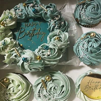 Bento Cake Box + Cupcakes