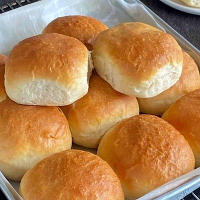 Soft And Fluffy Dinner Rolls