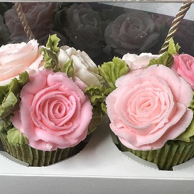 Deluxe 4 Cupcakes In Clear Box With Rope Handles