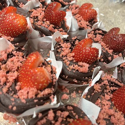 Chocolate “Covered” Strawberry Cupcakes 