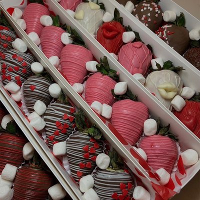 CHOCOLATE COVERED STRAWBERRIES 𓍢ִ໋❀  