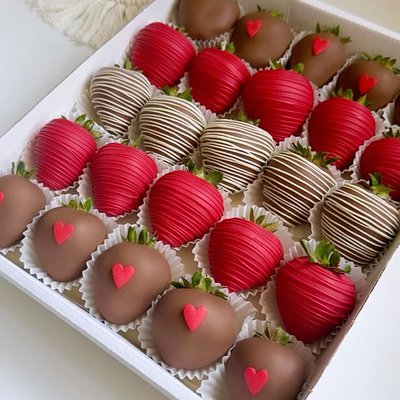 Chocolate Dipped Strawberries ($60.00+)
