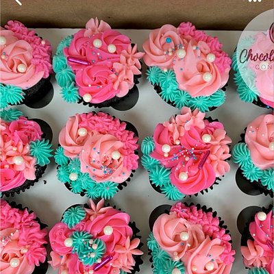 Vanilla Cupcake Filled With Strawberry 