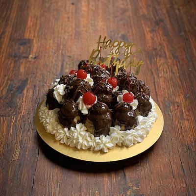 Profiterol Con Una Base De Milhojas De 10 Inches 
