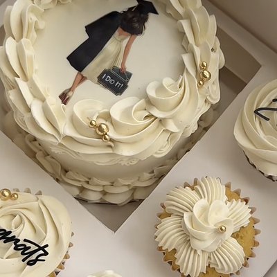 🎓✨ Graduation Cake Special – 10% OFF ✨🎓