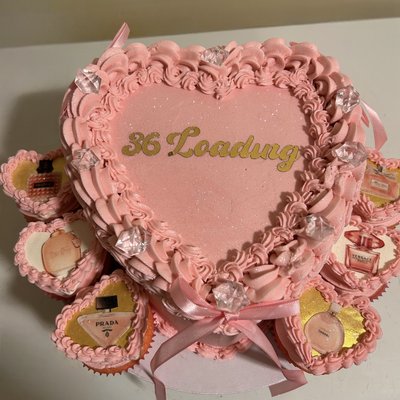 8” Cake With 6 Cupcakes 