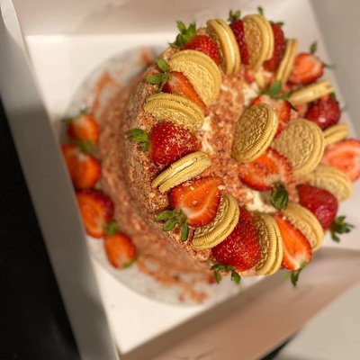 Strawberry Crunch Cake 