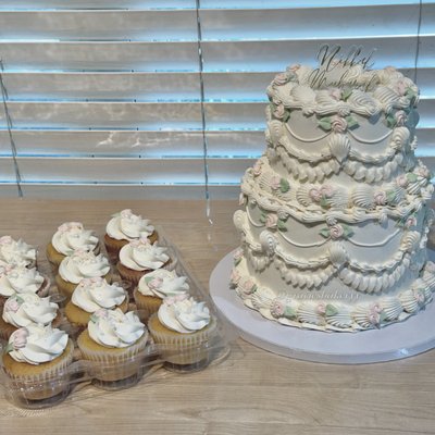 The Deluxe Tier Package 🎂 (35-45 servings)