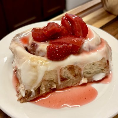 Strawberry Cinnamon Rolls (6ct)