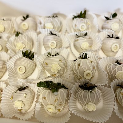 Mr & Mrs 40 Ct Strawberries