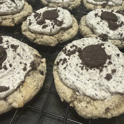 Six Cookies & Cream Cookies 
