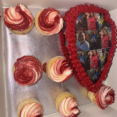 Bento Box W/eight Cupcakes