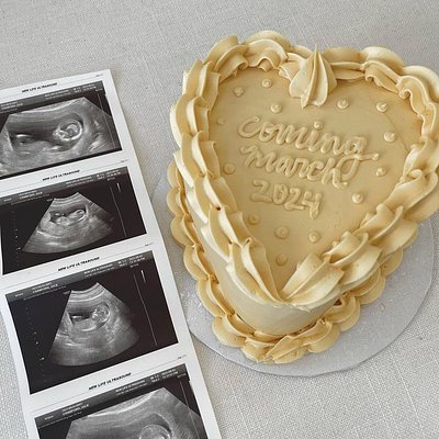 Pregnancy Announcement Cake / Gender Reveal