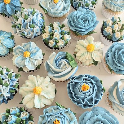 6 Deluxe Floral Cupcakes 
