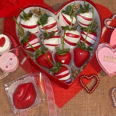 Cupid’s Box Long Stem Chocolate Covered Strawberries in Heart Box