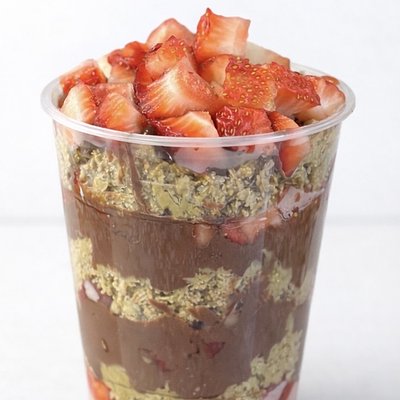 Strawberry Dubai Chocolate Cup (16oz)