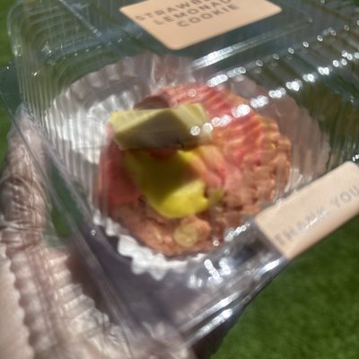Strawberry lemonade cookie