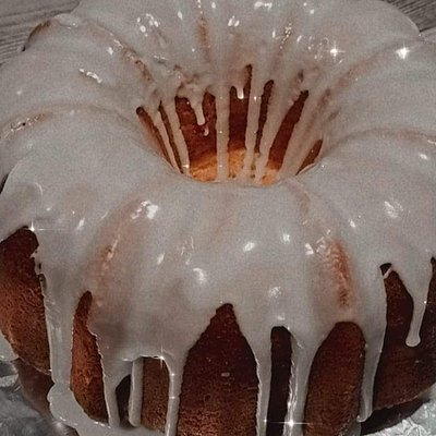 Lemon Pound Cake with Lemon Icicng