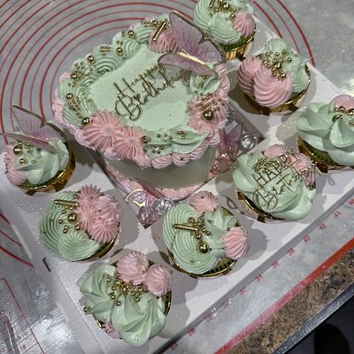 Bento Box Mini Two Layer Round/Heart Cake With 8 Cupcakes 