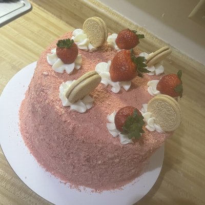 Strawberry Crunch Cake 