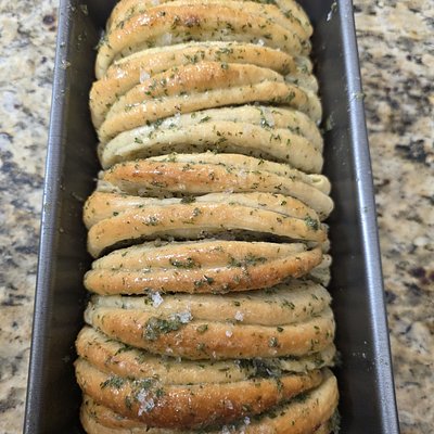 Garlic Pull-Apart Bread (With Cheese) 