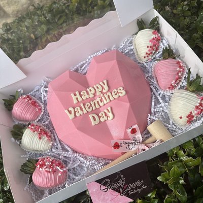 Breakable Chocolate Heart With 6 Strawberries Or 6Mini Cupcakes