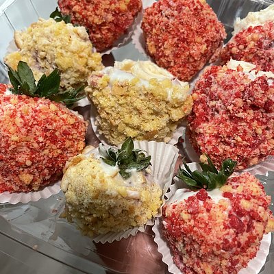 12 Berries Deal : 4 Strawberry Crunch Berries, 4 Banana Pudding Crunch Berries , 2 Strawberry Crunch Stuffed Cheescake Berries , And Two Banana Pudding Crunch Stuffed Cheesecake Berries 