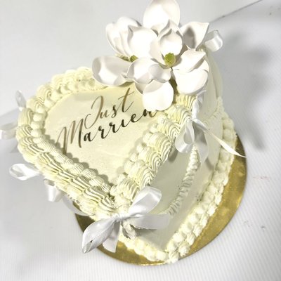 8in Heart cake (Feeds 20)
