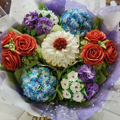 7 Flower Jumbo Cupcake Bouquet 💐