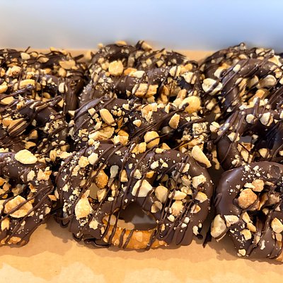 Caramel Dipped-Chocolate Covered Pretzel (12) (choose 1 toppings)