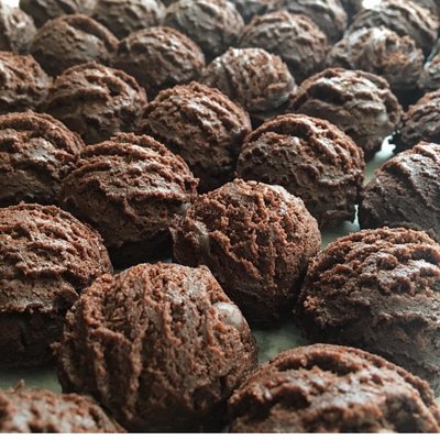 CHOCOLATE - 32oz container makes 21 cookies