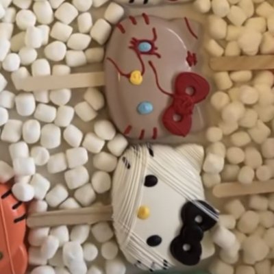 Hello kitty Halloween Cakesicles (6)