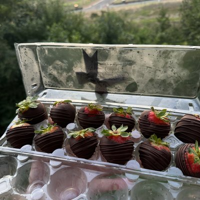 Chocolate Strawberries (12) 