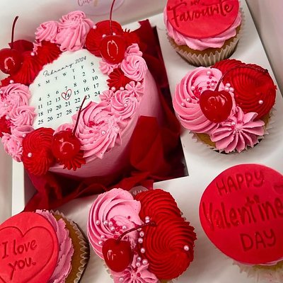 Mini Cake W 2 Cupcakes 