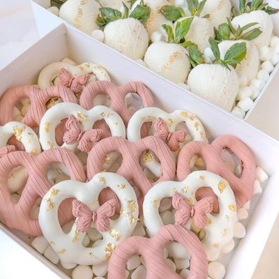 1 Dozen Chocolate Covered Pretzels