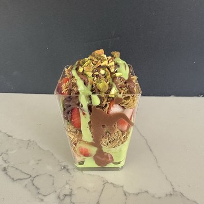 Strawberry Dubai Chocolate Cups(5oz)