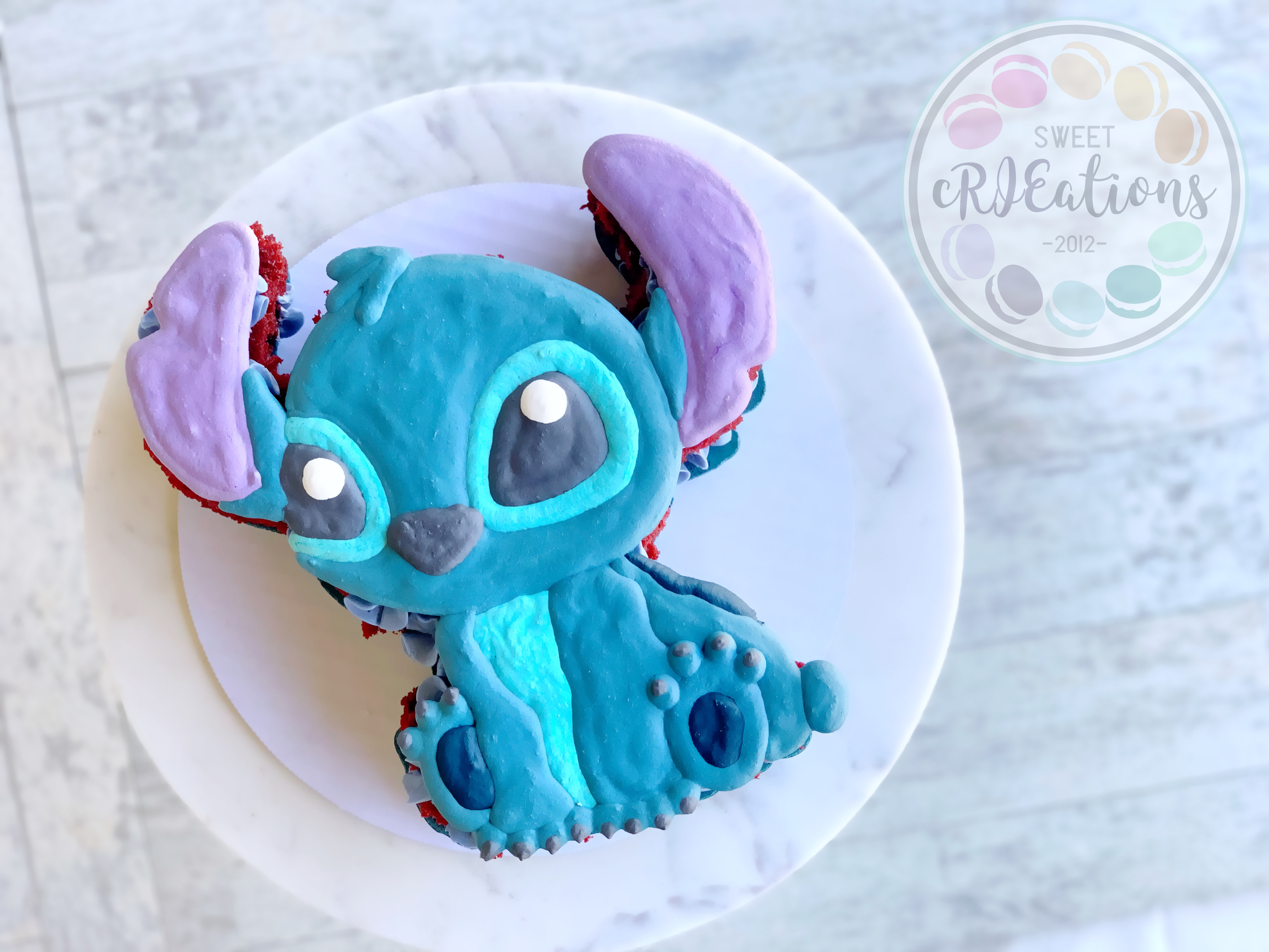 Character Macaron Cake 