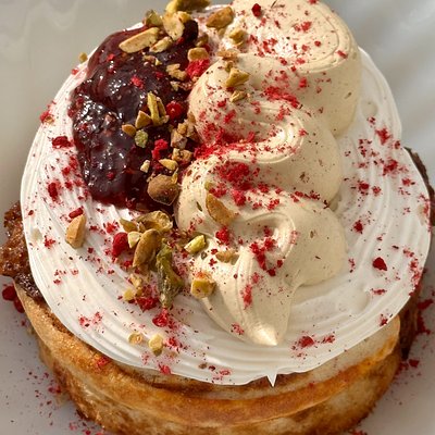 Raspberry Pistachio XL Cinnamon Roll 