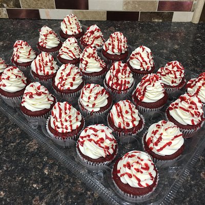 Red Velvet Cake w/Buttercream Cheese Frosting & Drizzle. 9’’cake feeds 16-29 ppl w/24 Cupcakes 
