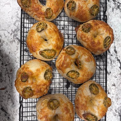 Jalapeño Cheddar Bagels