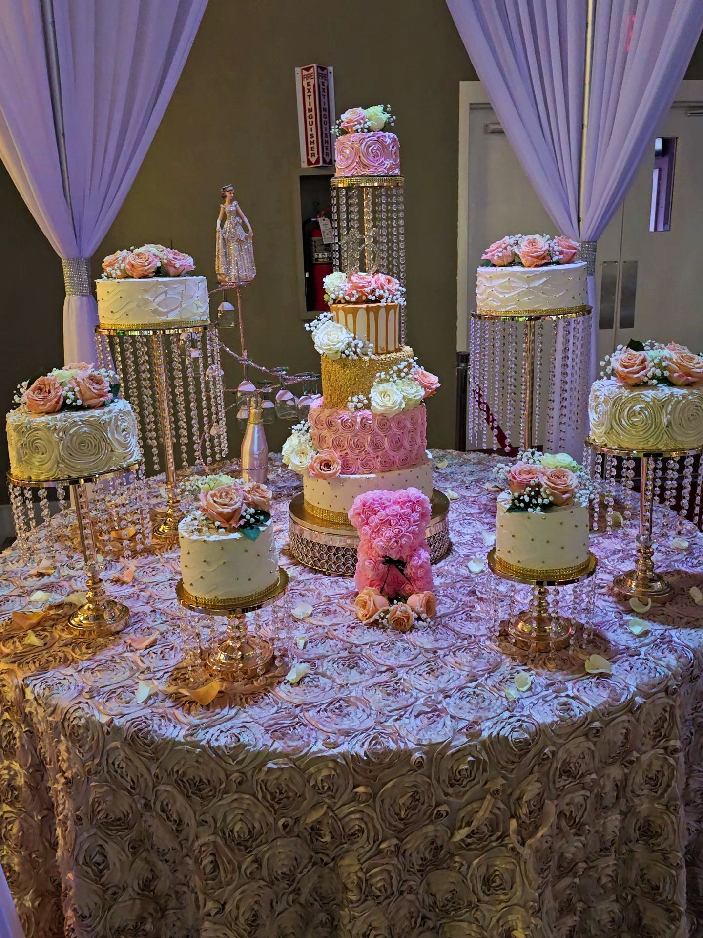 Multi-Tier Custom Cake / Pastel Personalizado de Pisos